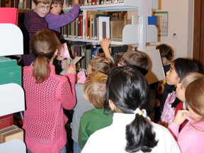 Kinder erkunden die Bibliothek