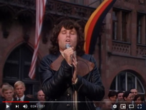 Screenshot des Auftritts der Doors auf dem Frankfurter Römerberg
