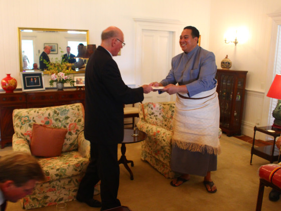 Prof. Dr. Lammert und Kronprinz Tupouto'a Ulukalala (Tonga, 9.10.2016)