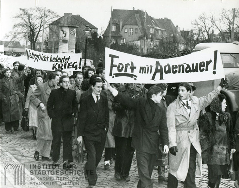 Demonstration gegen Wiederbewaffung und Wehpflicht