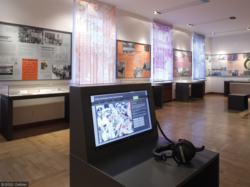 Medienterminal mit Film zum Kennedy-Besuch // Impression aus der Ausstellung „Bewegte Zeiten: Frankfurt in den 1960er Jahren“