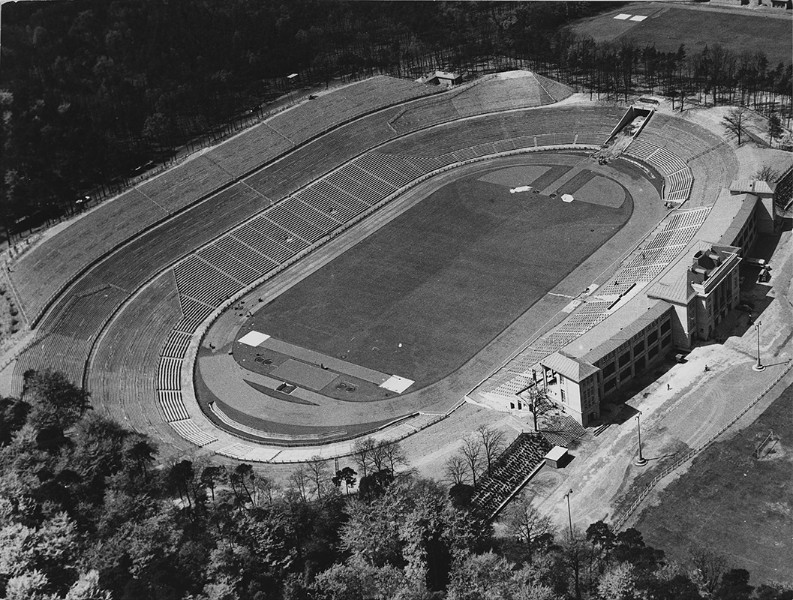 Das Frankfurter Waldstadion kurz vor der Wiedereröffnung 1953
